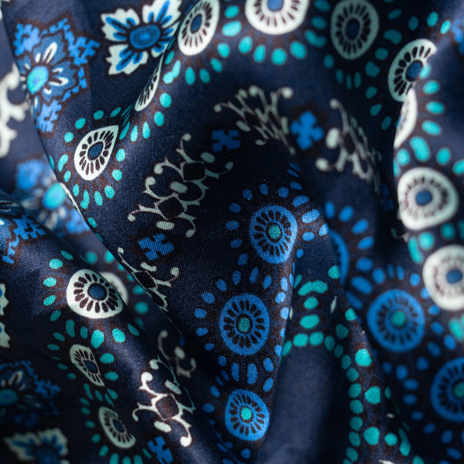 CORBATA EN SET CON PAÑUELO SOLITO FONDO AZUL MARINO CON FLORES TURQUESA CON CAJA 100% SEDA