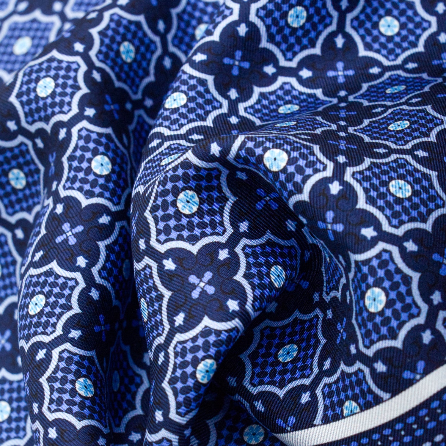 CORBATA EN SET CON PAÑUELO DE SEDA CON PUNTOS EN COLOR AZUL