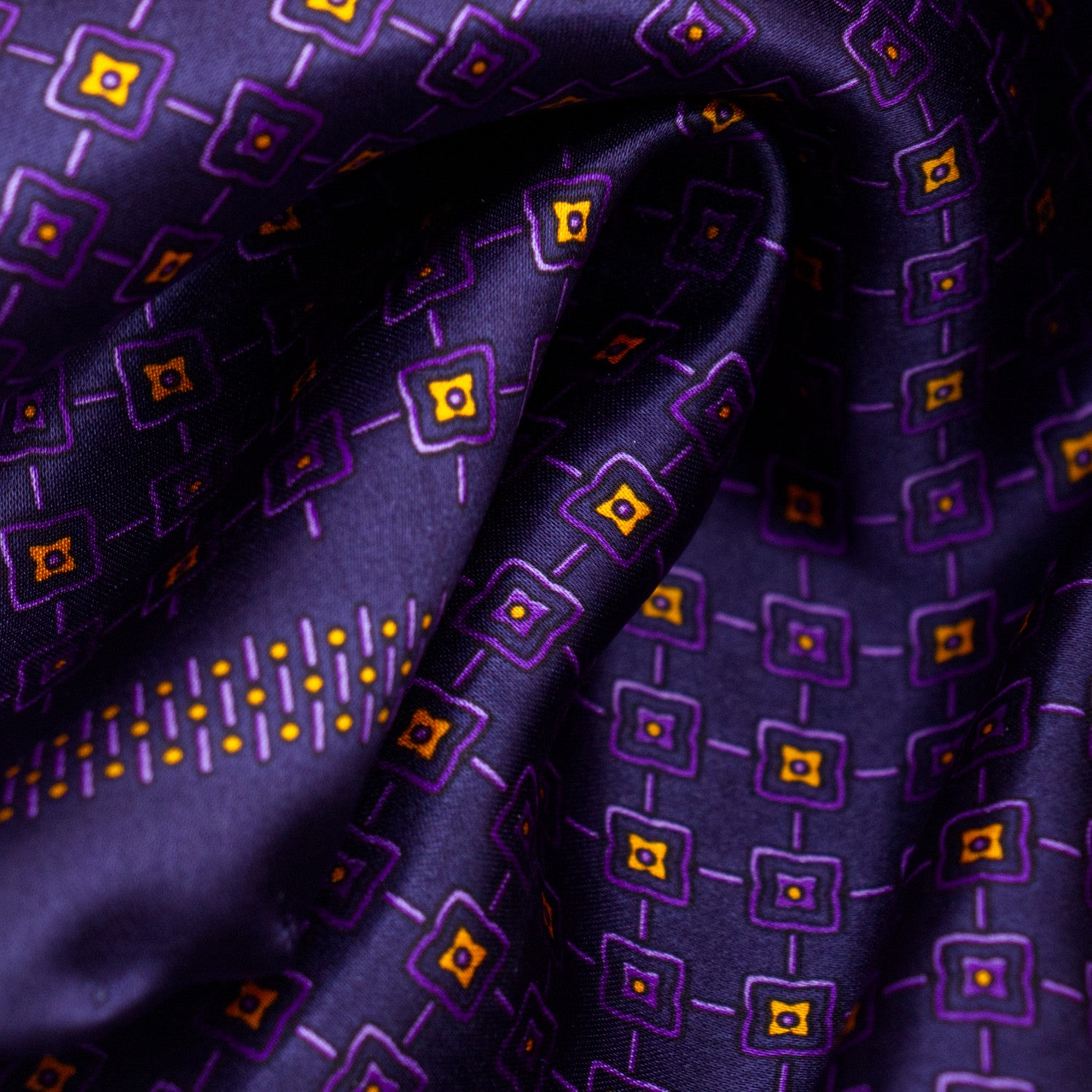 CORBATA EN SET CON PAÑUELO DE SEDA CON DIBUJOS GEOMÉTRICOS DE AZUL MARINO Y MORADO