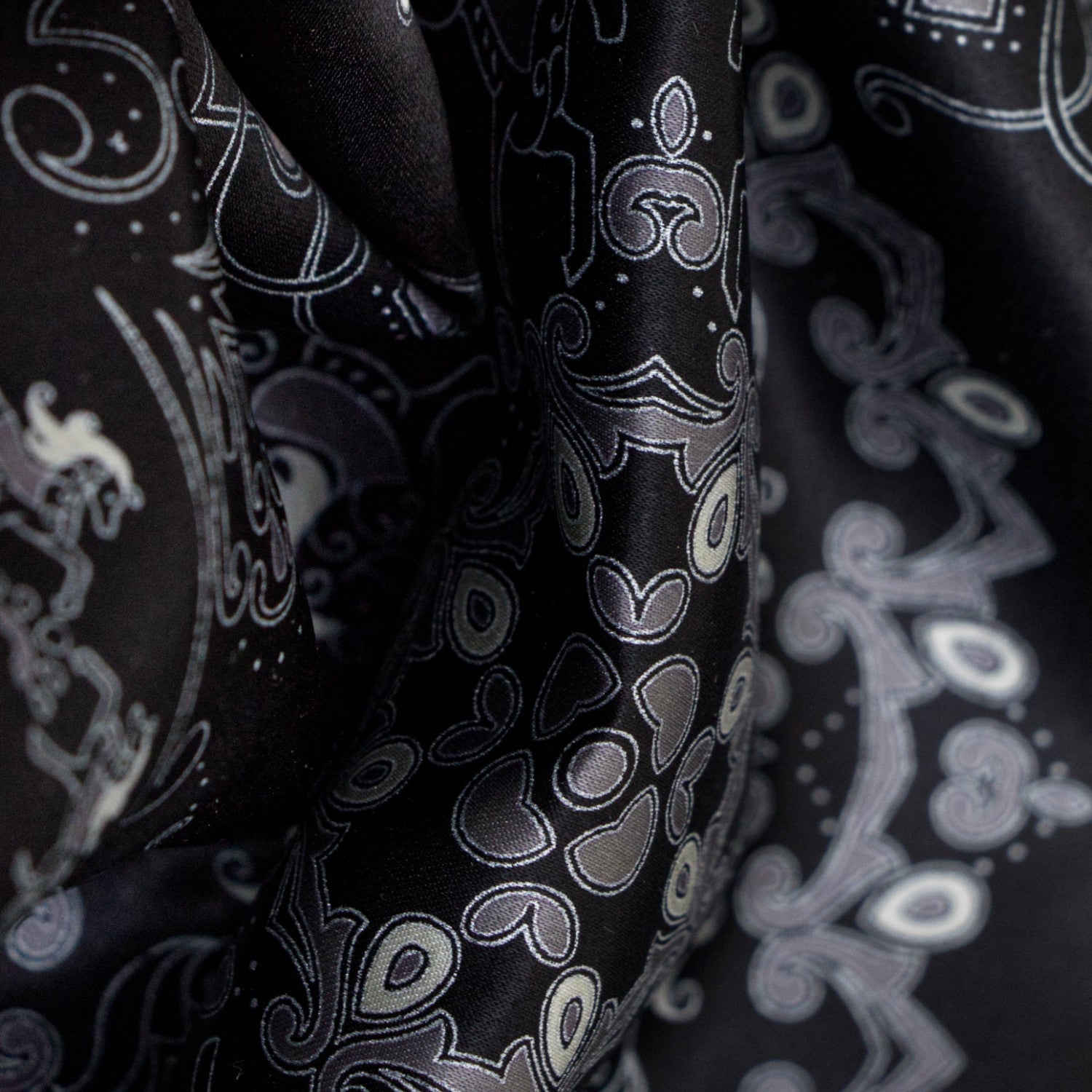 CORBATA EN SET CON PAÑUELO DE SEDA CON DIBUJOS GEOMÉTRICOS EN NEGRO Y GRIS