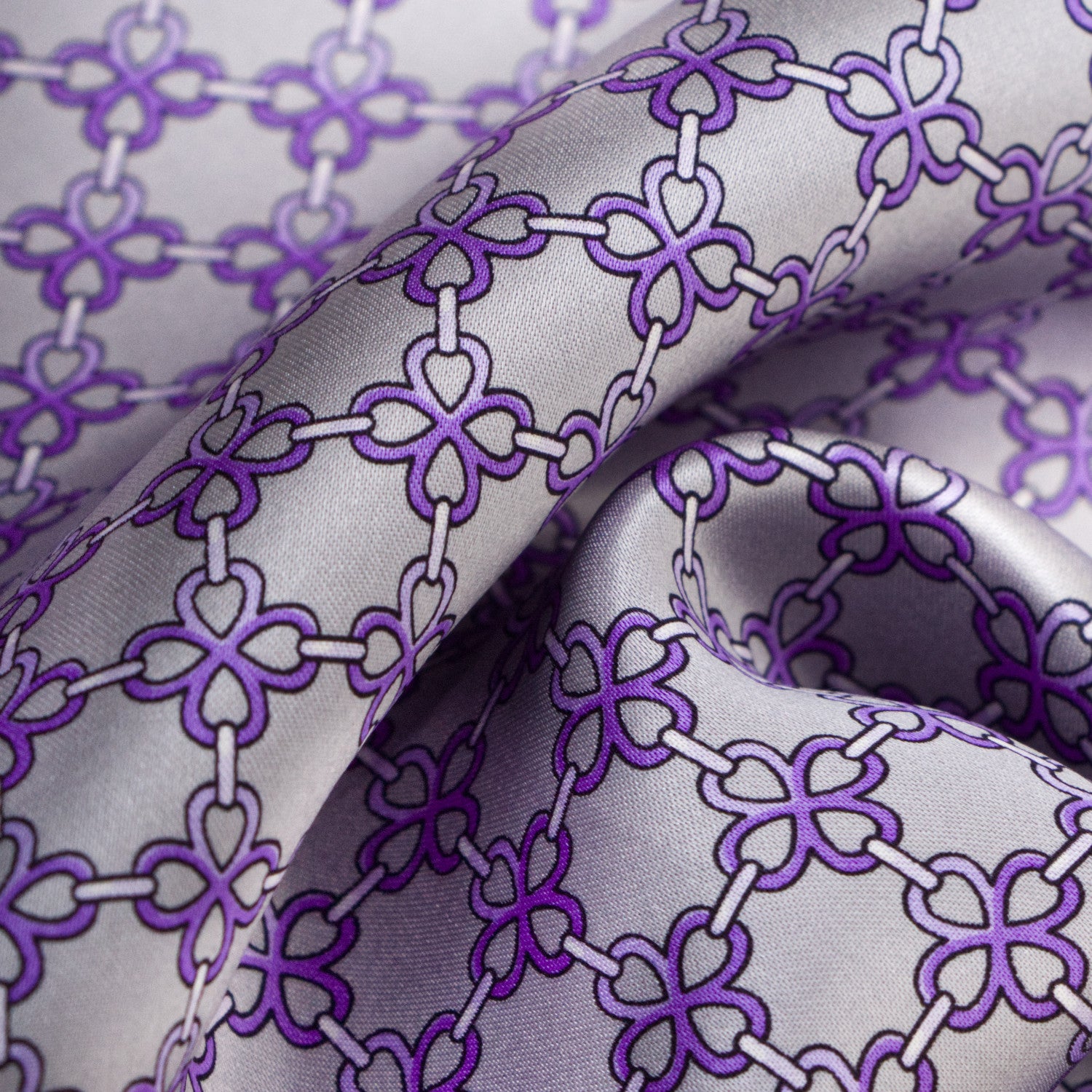 CORBATA EN SET CON PAÑUELO DE SEDA CON DIBUJOS GEOMÉTRICOS EN GRIS CLARO Y MORADO