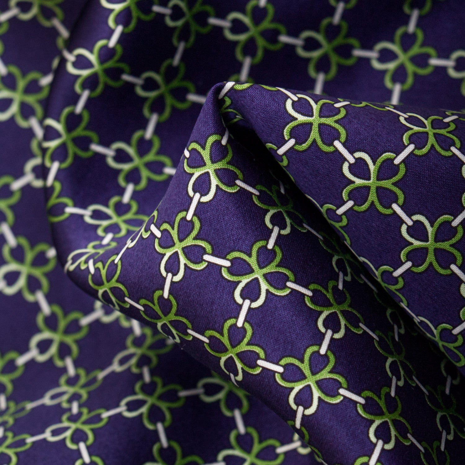 CORBATA EN SET CON PAÑUELO DE SEDA CON DIBUJOS GEOMÉTRICOS, ANILLOS Y PUNTOS VERDES EN AZUL MARINO