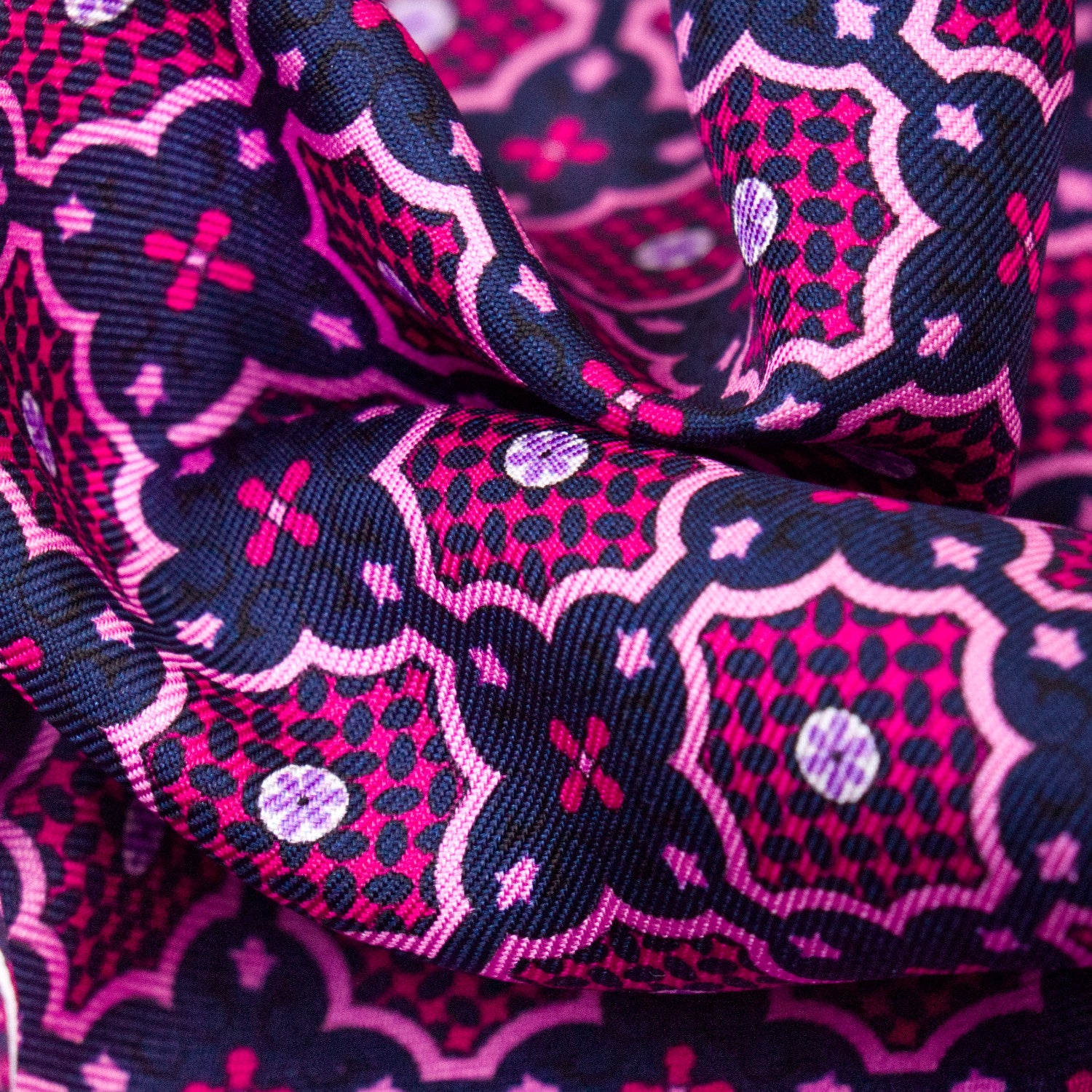 CORBATA EN SET CON PAÑUELO DE SEDA CON PUNTOS EN COLOR MORADO