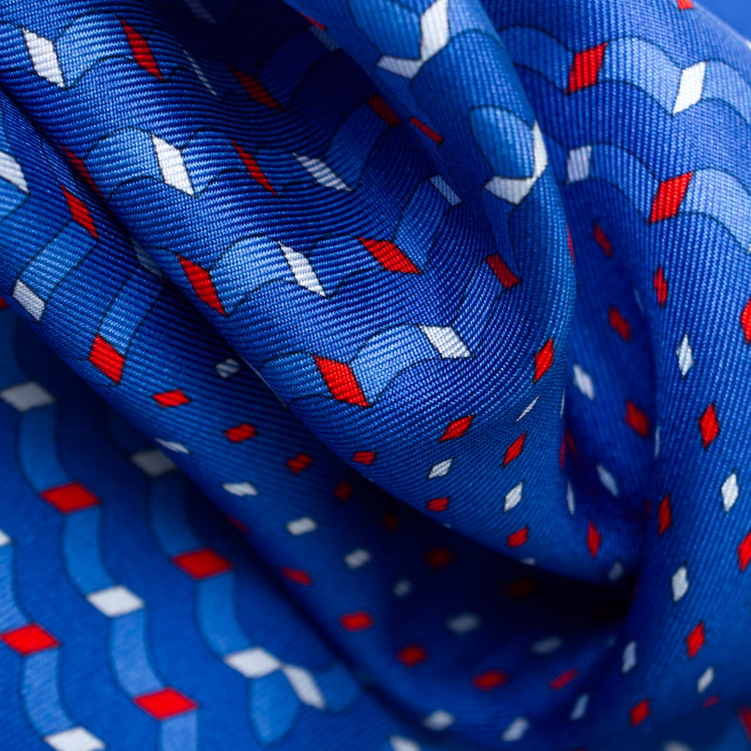 CAJA DE SEDA SET CORBATA CON PAÑUELO DE SEDA CON PUNTOS BLANCOS Y ROJOS EN AZUL