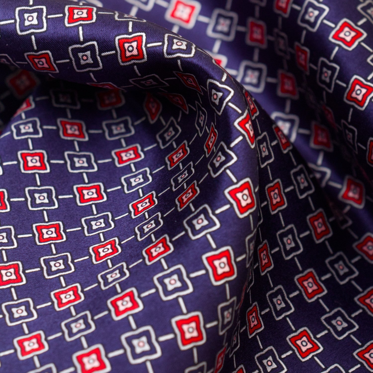 CORBATA EN SET CON PAÑUELO DE SEDA CON DIBUJOS GEOMÉTRICOS DE GRIS Y AZUL MEDIANOCHE