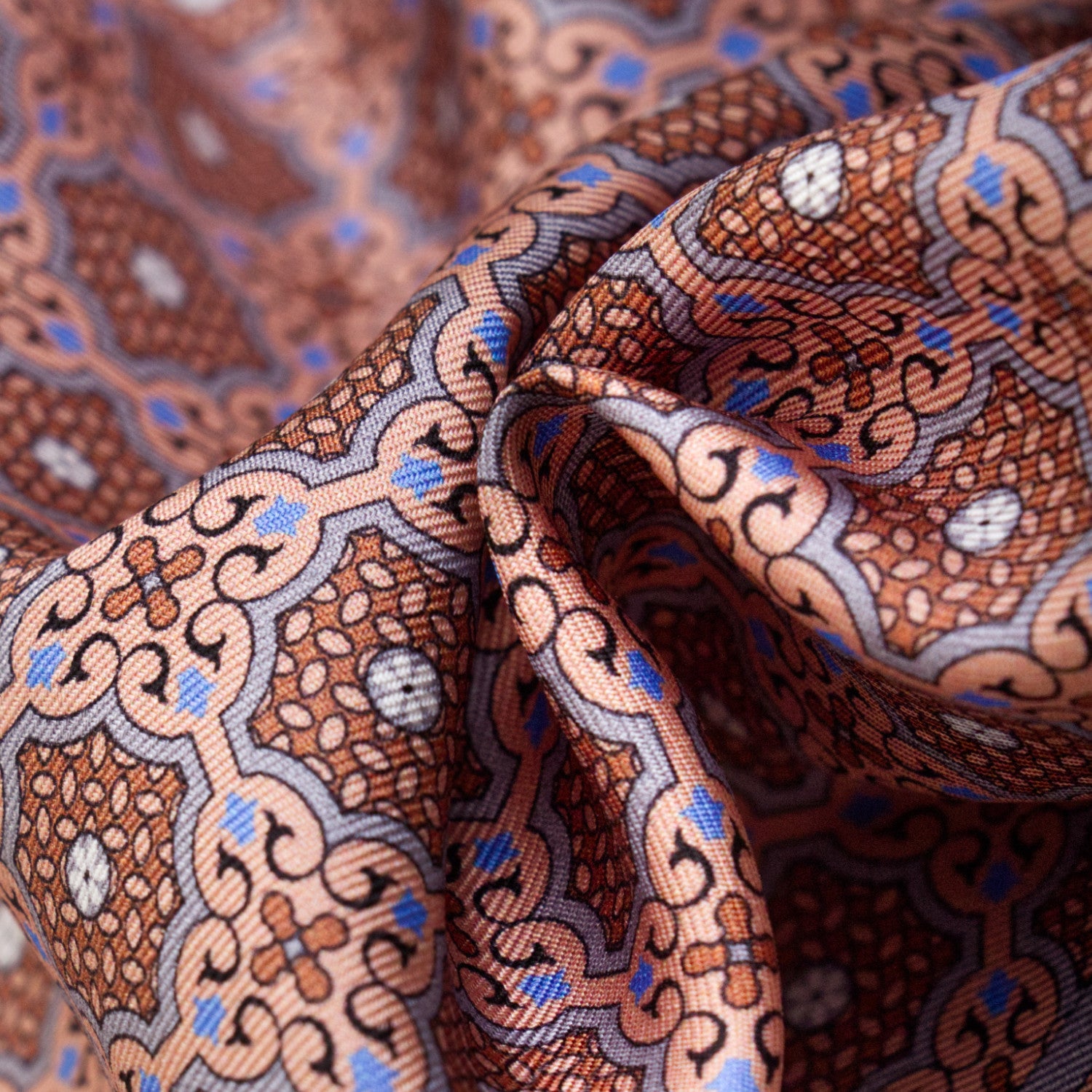 CORBATA EN SET CON PAÑUELO DE SEDA CON PUNTOS MARRONES EN AZUL