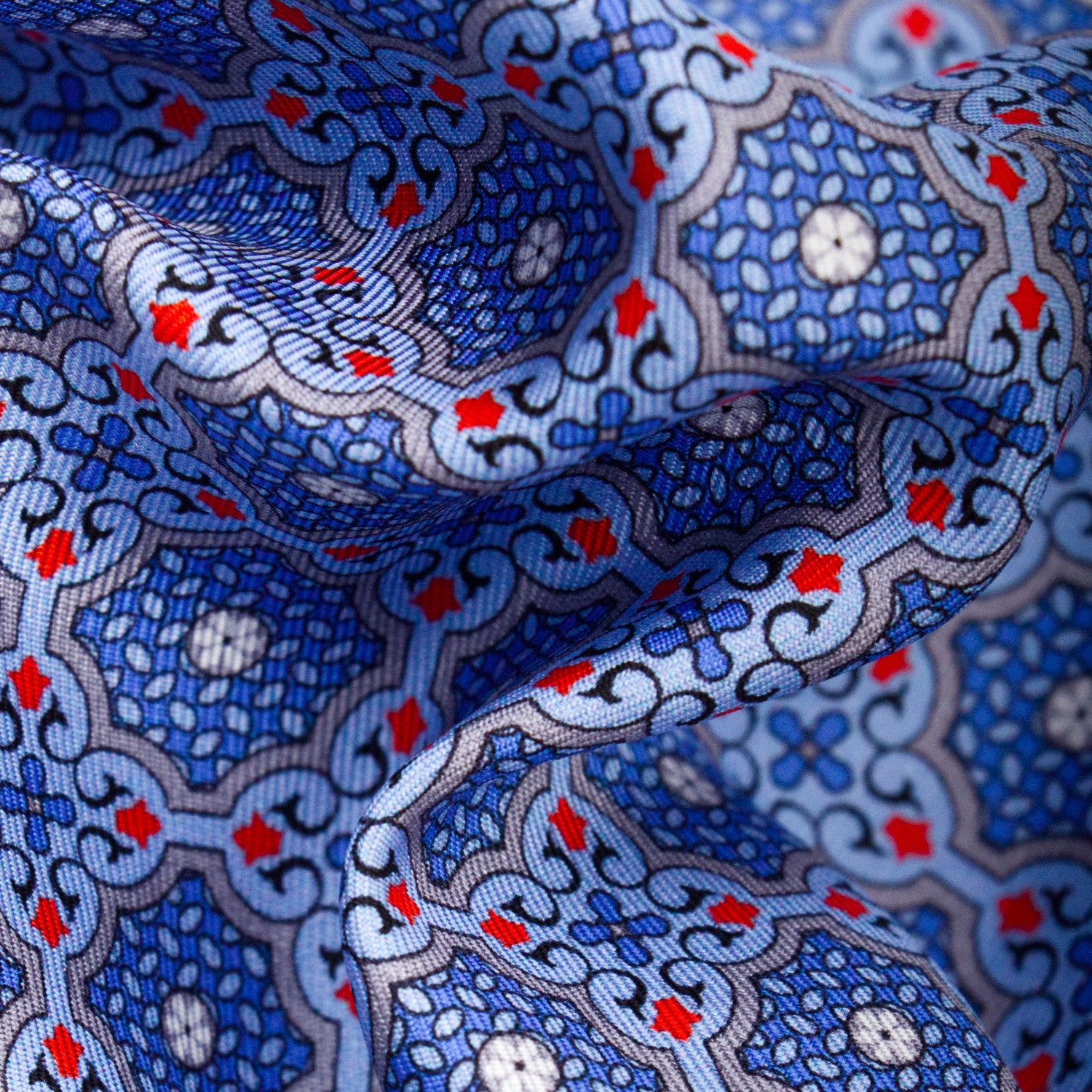 CORBATA EN SET CON PAÑUELO DE SEDA CON PUNTOS ROJOS EN AZUL