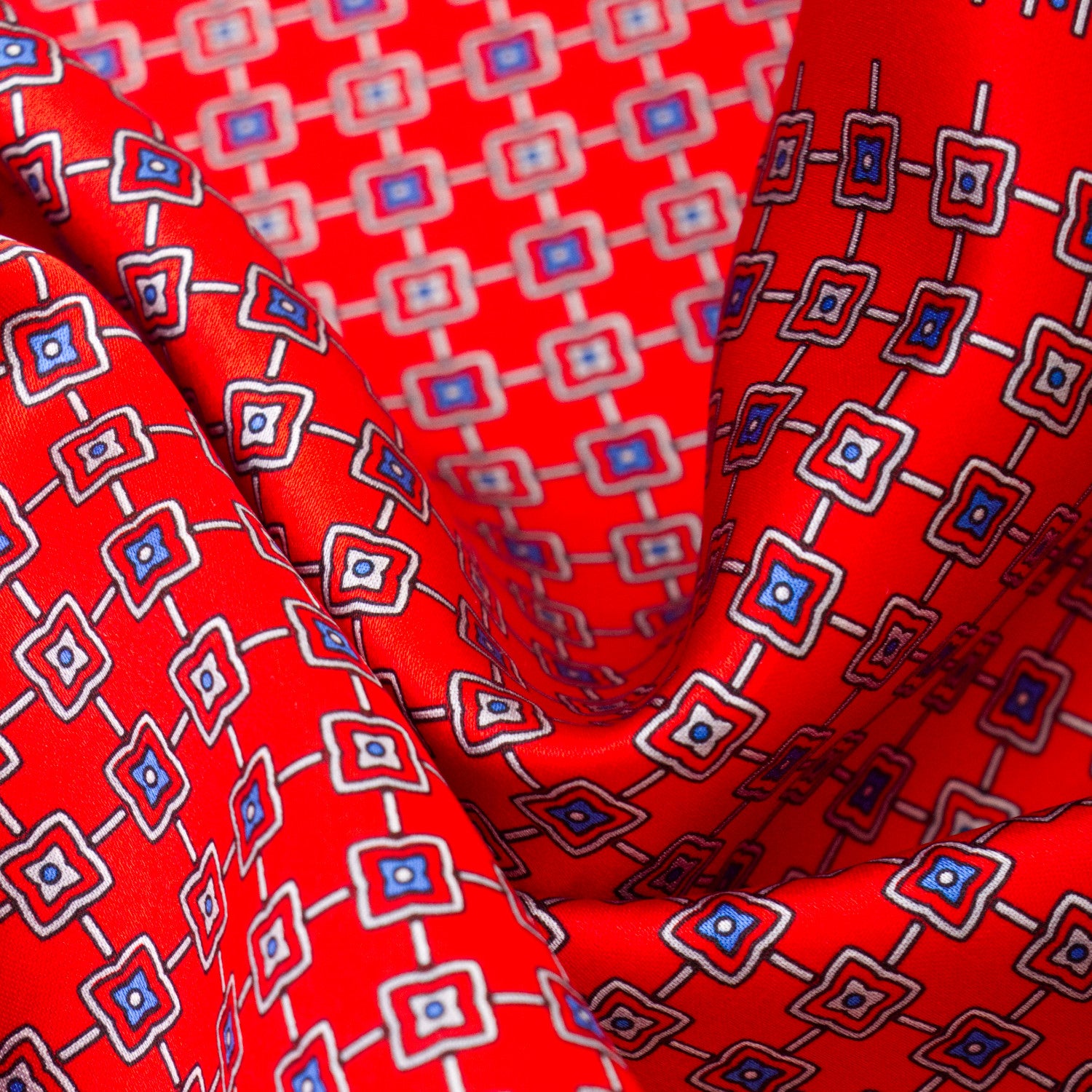 CORBATA EN SET CON PAÑUELO DE SEDA CON DIBUJOS GEOMÉTRICOS DE GRIS Y ROJO