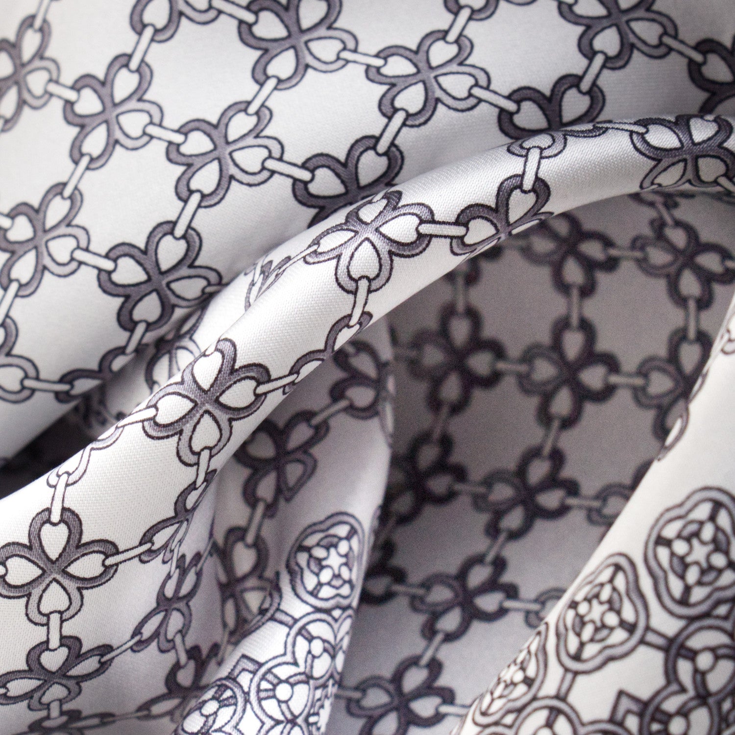 CORBATA EN SET CON PAÑUELO DE SEDA CON DIBUJOS GEOMÉTRICOS DEGRADADOS GRISES