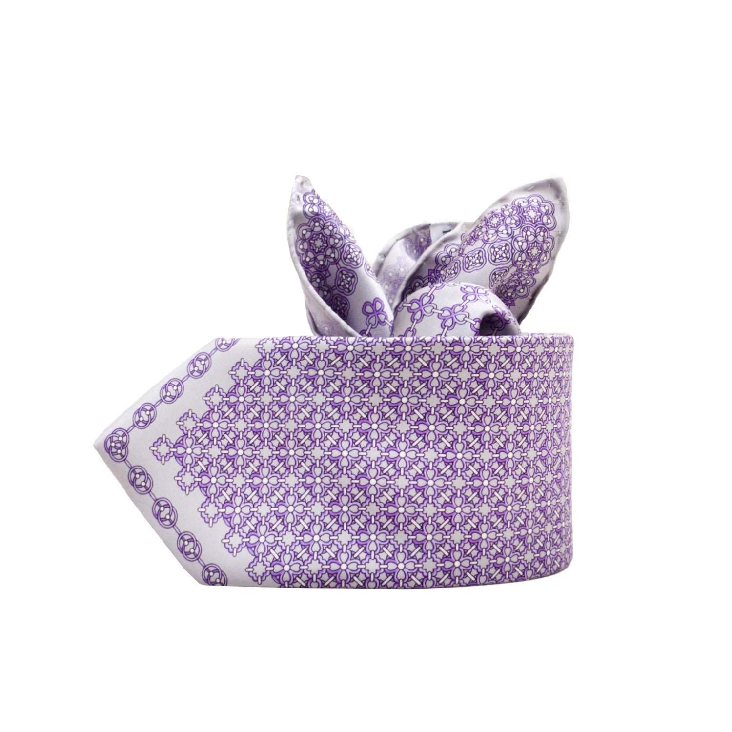 CORBATA EN SET CON PAÑUELO DE SEDA CON DIBUJOS GEOMÉTRICOS EN GRIS CLARO Y MORADO