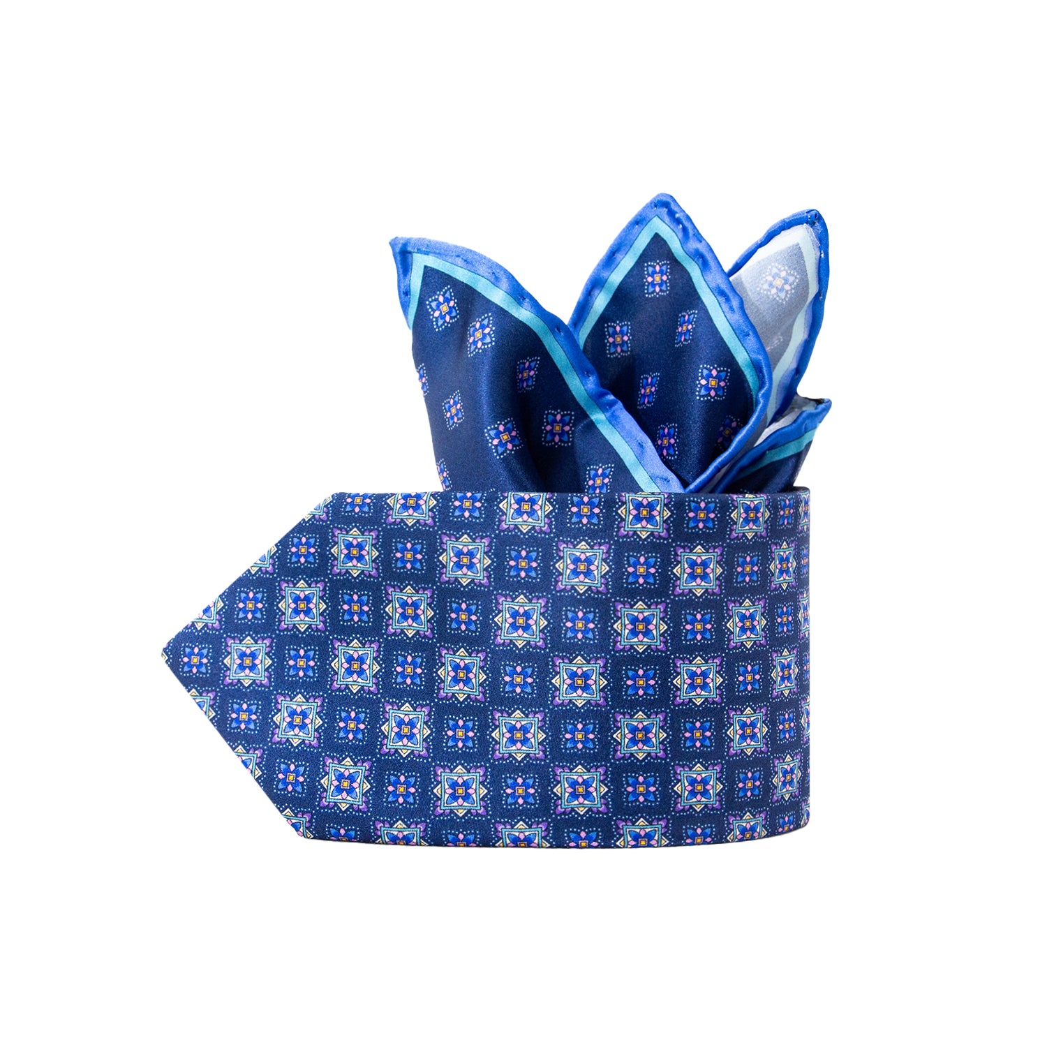 CORBATA EN SET CON PAÑUELO DE SEDA CON DISEÑOS DE CUADROS Y ESTRELLAS LILA, AZUL MARINO Y AZUL CIELO