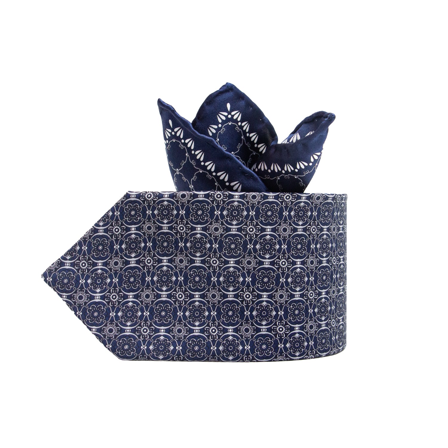CORBATA EN SET CON PAÑUELO DE SEDA CON DIBUJOS GEOMÉTRICOS EN GRIS Y AZUL MARINO