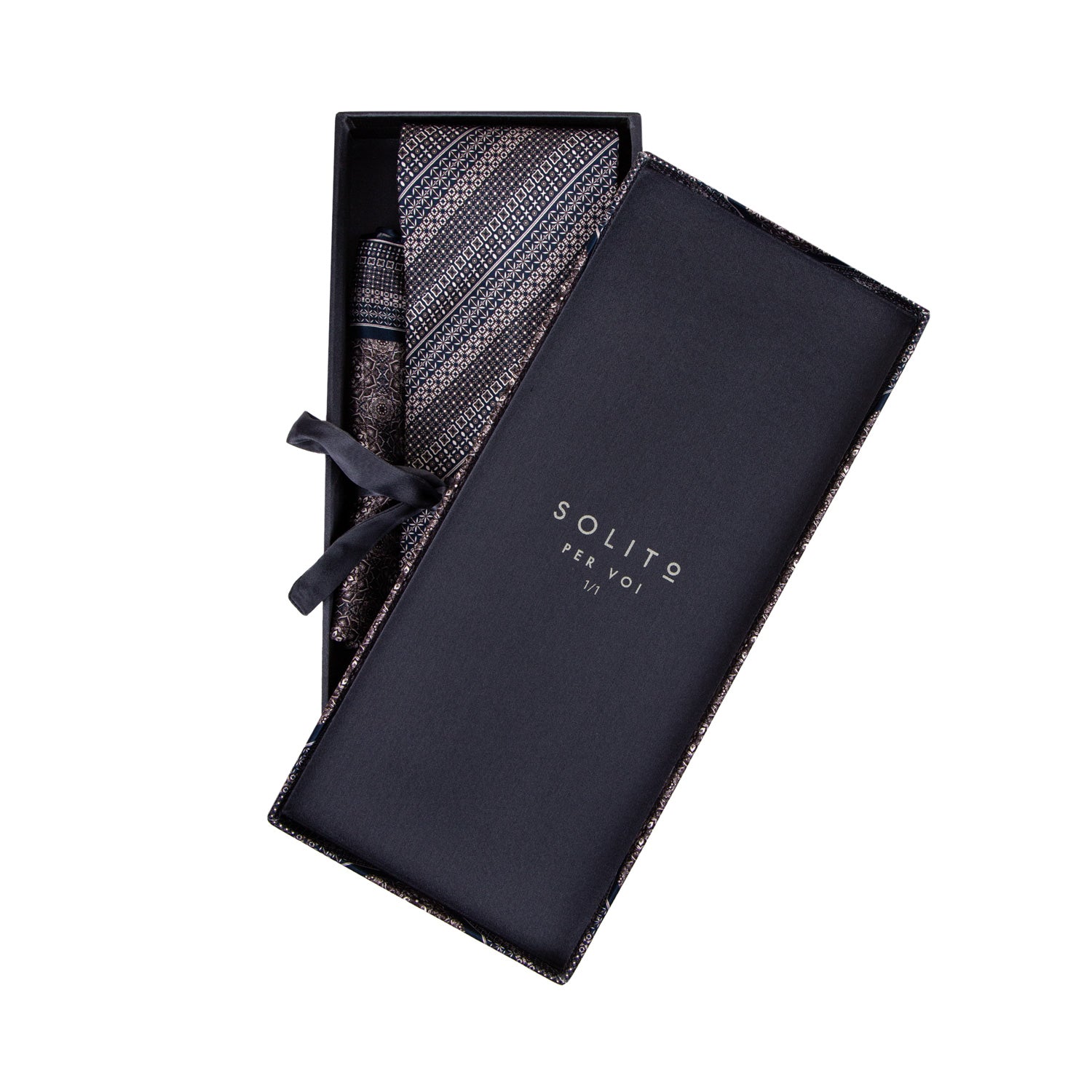 CORBATA EN SET CON PAÑUELO SOLITO FONDO GRIS OXFORD CON FLORES BLANCAS CON CAJA 100% SEDA