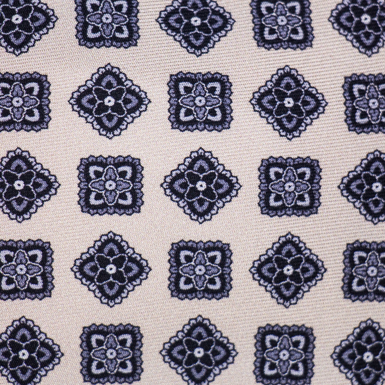 CORBATA EN SET CON PAÑUELO SOLITO BEIGE CLARO CON CONTRASTES EN NEGRO CON CAJA 100% SEDA