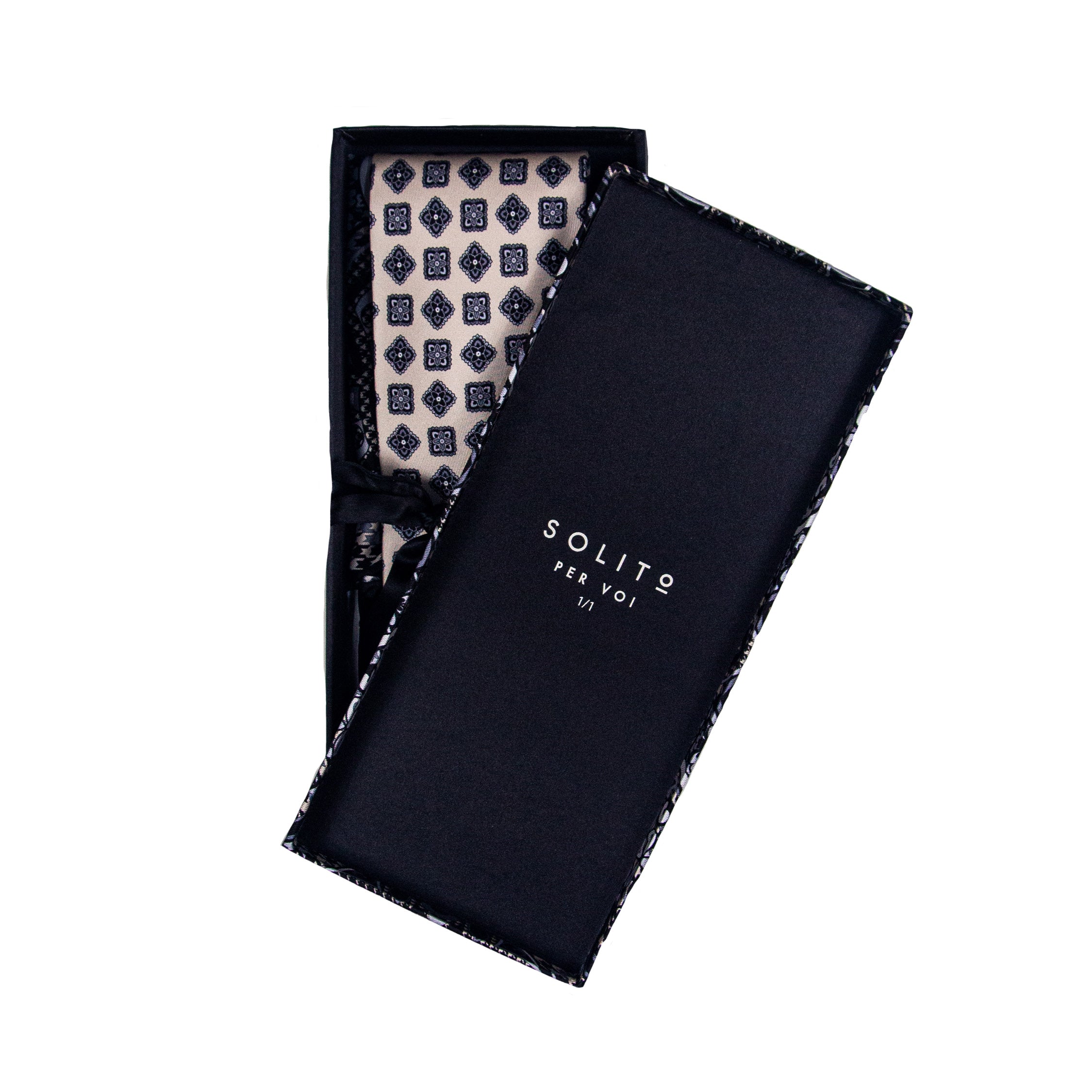 CORBATA EN SET CON PAÑUELO SOLITO BEIGE CLARO CON CONTRASTES EN NEGRO CON CAJA 100% SEDA