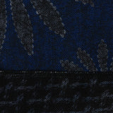 BUFANDA CASHMERE Y SEDA COLOR NEGRO CON DISEÑO FLOREAL COLOR GRIS