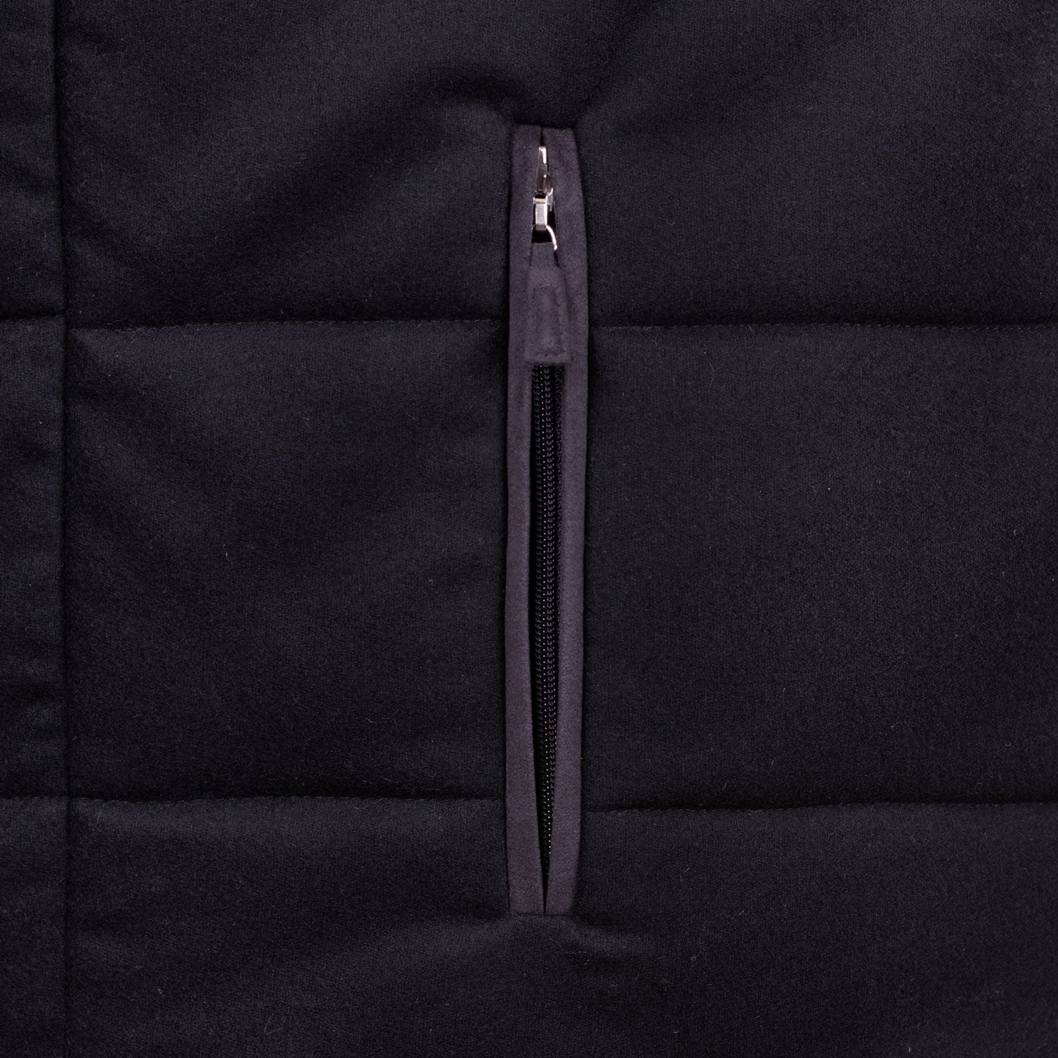 CHALECO NEGRO CON DETALLES EN ALCANTARA