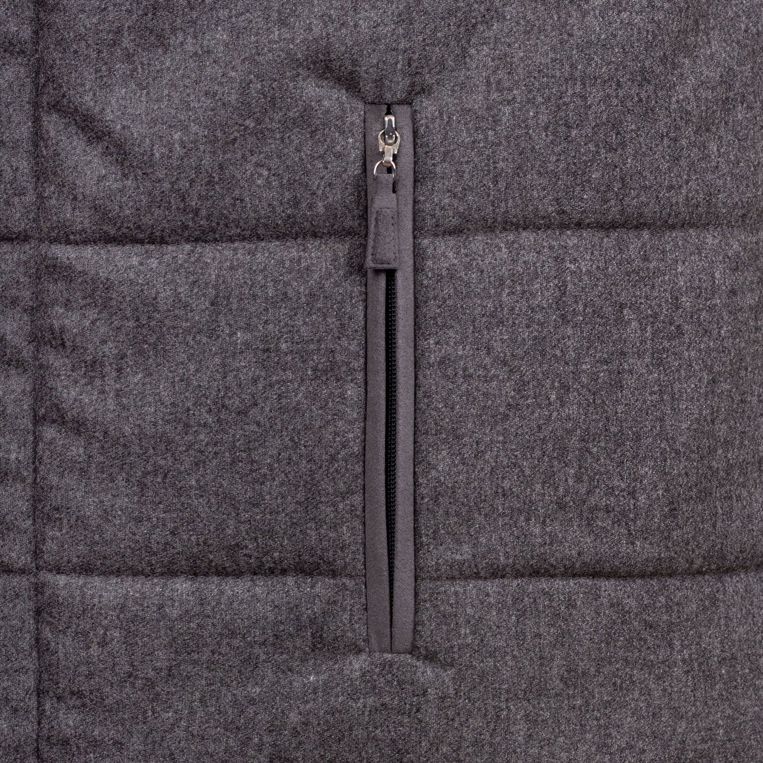 CHALECO GRIS CON DETALLES EN ALCANTARA
