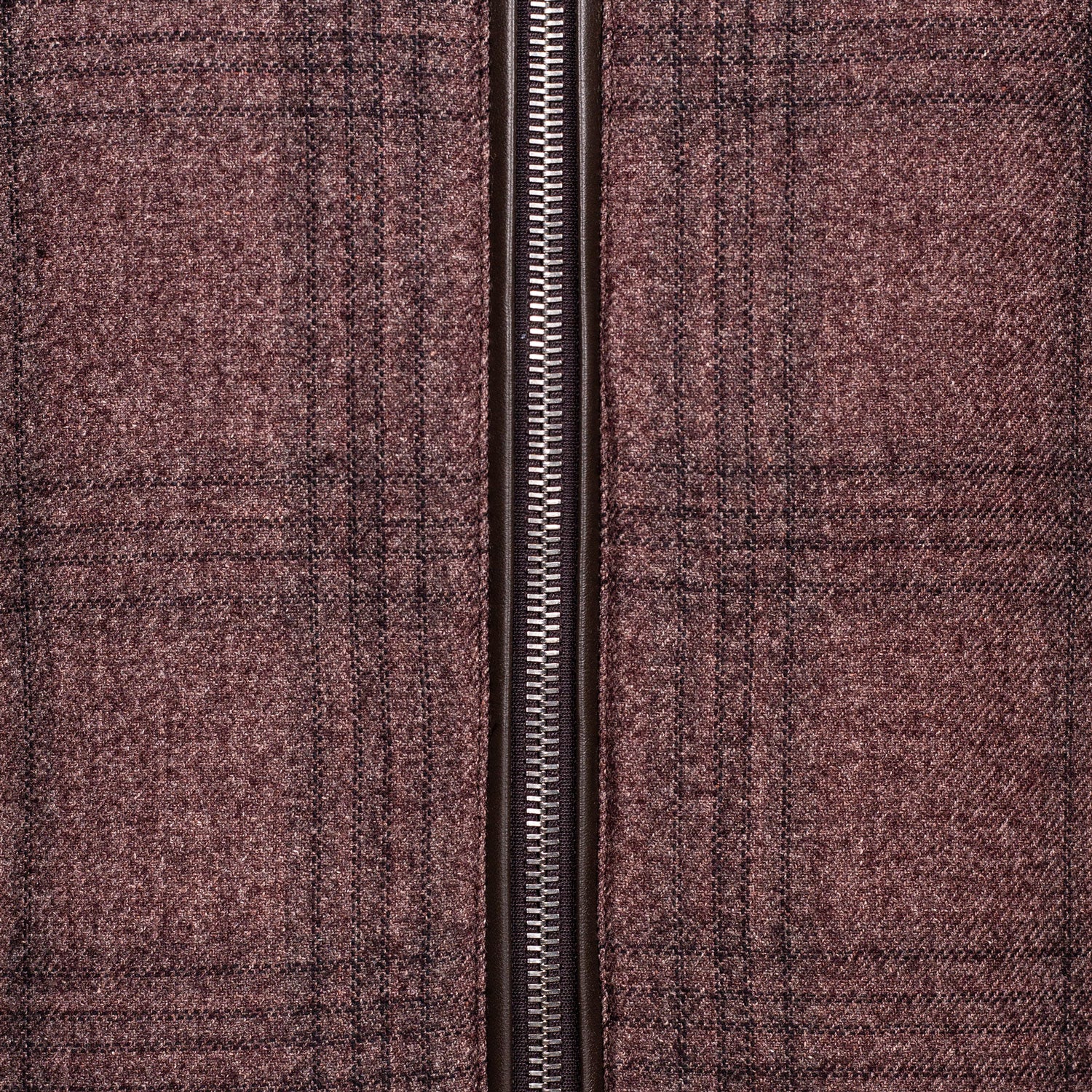 CHAMARRA CORTA DE CUELLO ALTO COLOR ROJA CON CUADRO AZUL