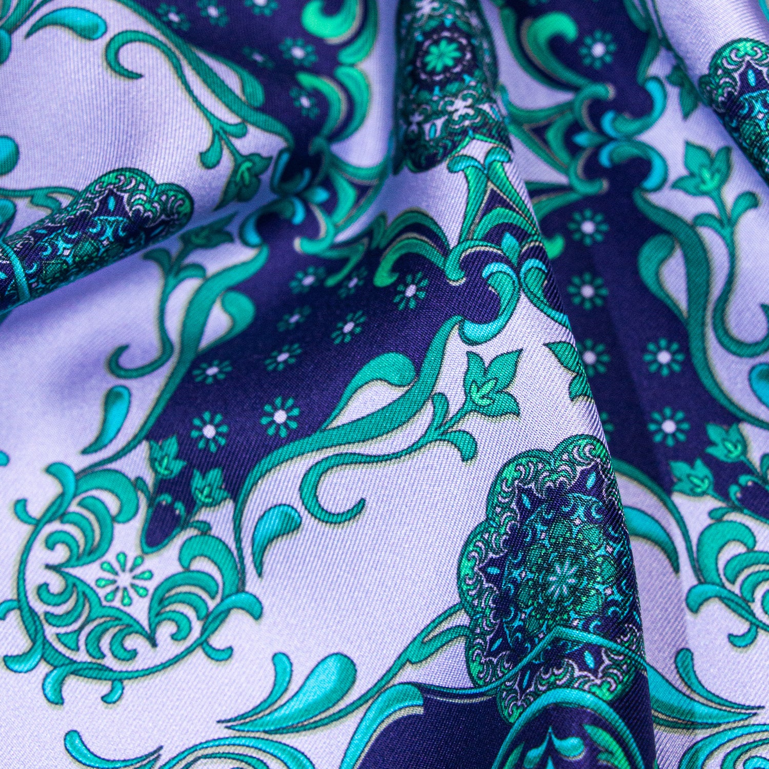 CORBATA EN SET CON PAÑUELO MORADO CON CONTRASTES VERDE LILA CON CAJA 100% SEDA