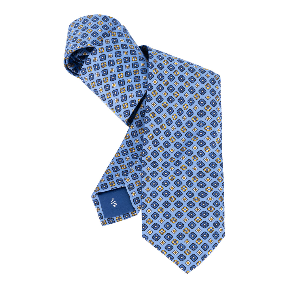 SET DE CORBATA CON PAÑUELO AZUL CLARO CON CUBOS AZULES Y FLORES AMARILLAS