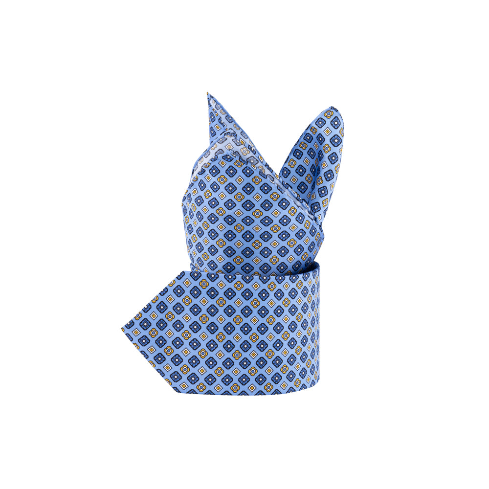 SET DE CORBATA CON PAÑUELO AZUL CLARO CON CUBOS AZULES Y FLORES AMARILLAS