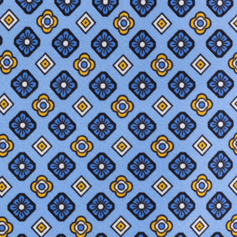 SET DE CORBATA CON PAÑUELO AZUL CLARO CON CUBOS AZULES Y FLORES AMARILLAS