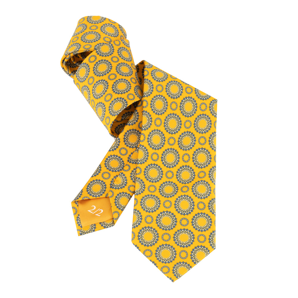 SET DE CORBATA CON PAÑUELO AMARILLA CON MANDALA AZUL