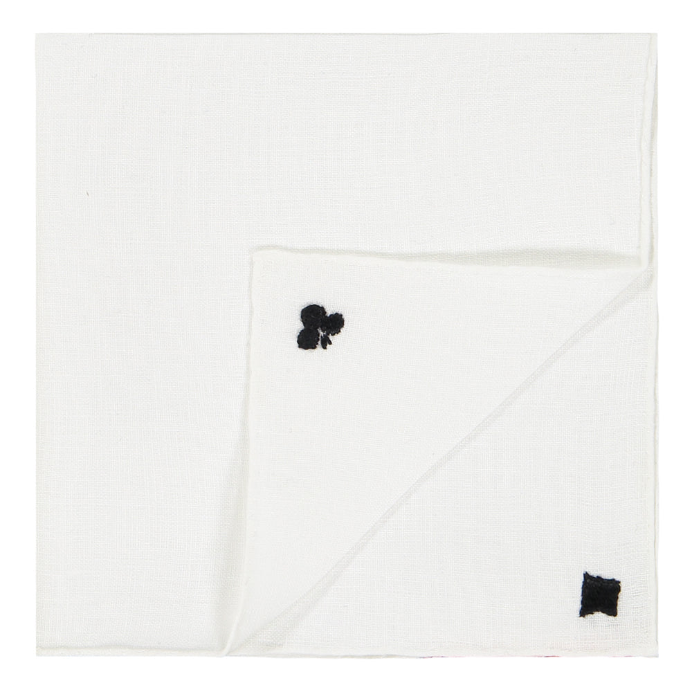 PAÑUELO EN LINO BLANCO CON SÍMBOLOS DE CARTAS NEGROS BORDADOS A MANO