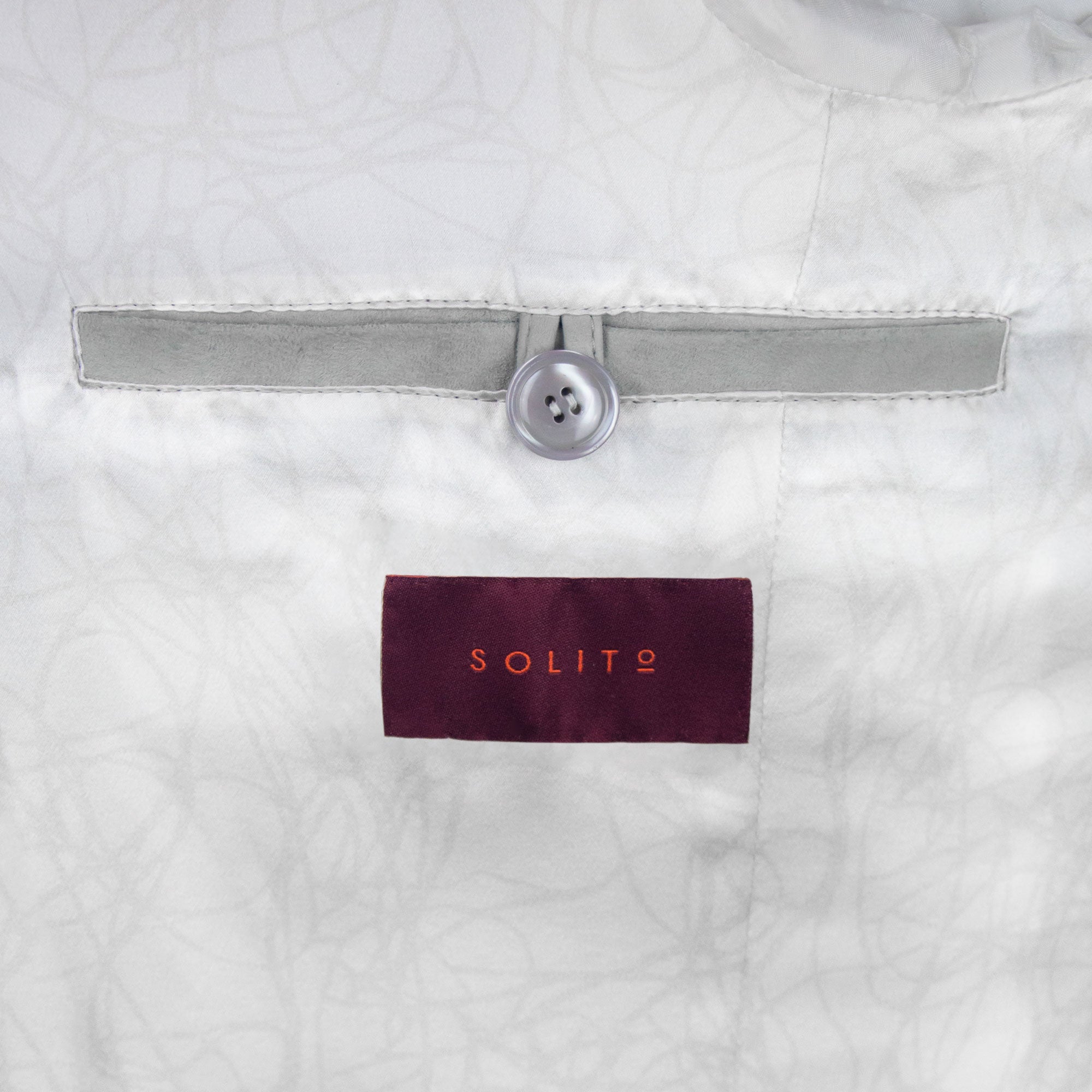 CHAMARRA CAPITONADA EN SEDA CON APLICACIONES EN PIEL Y FORRO DE SEDA COLOR MARFIL