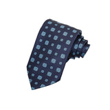 CAJA DE SEDA SET CORBATA CON PAÑUELO DE SEDA CON MICROPATTERN DE FLORES AZUL CLARO EN AZUL MARINO