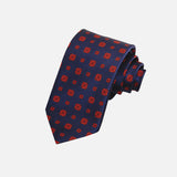 CAJA DE SEDA SET CORBATA CON PAÑUELO DE SEDA CON MICROPATTERN DE FLORES ROJAS EN AZUL MARINO