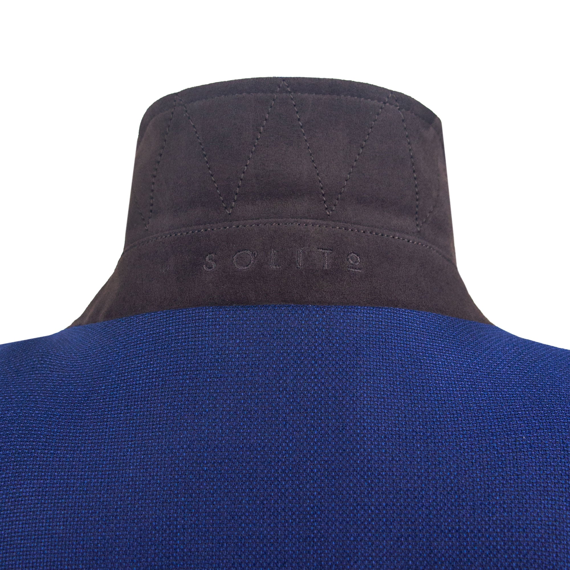 Chamarra corta de color azul con detalles en gamuza café y cuello camisa