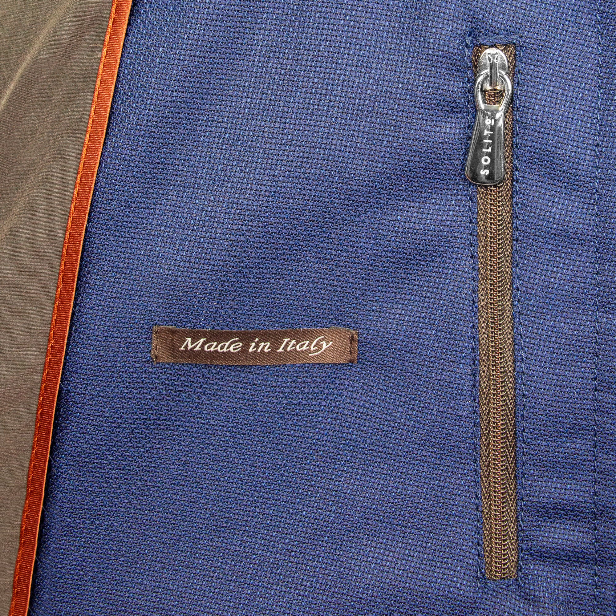 Chamarra corta de color azul con detalles en gamuza café y cuello camisa
