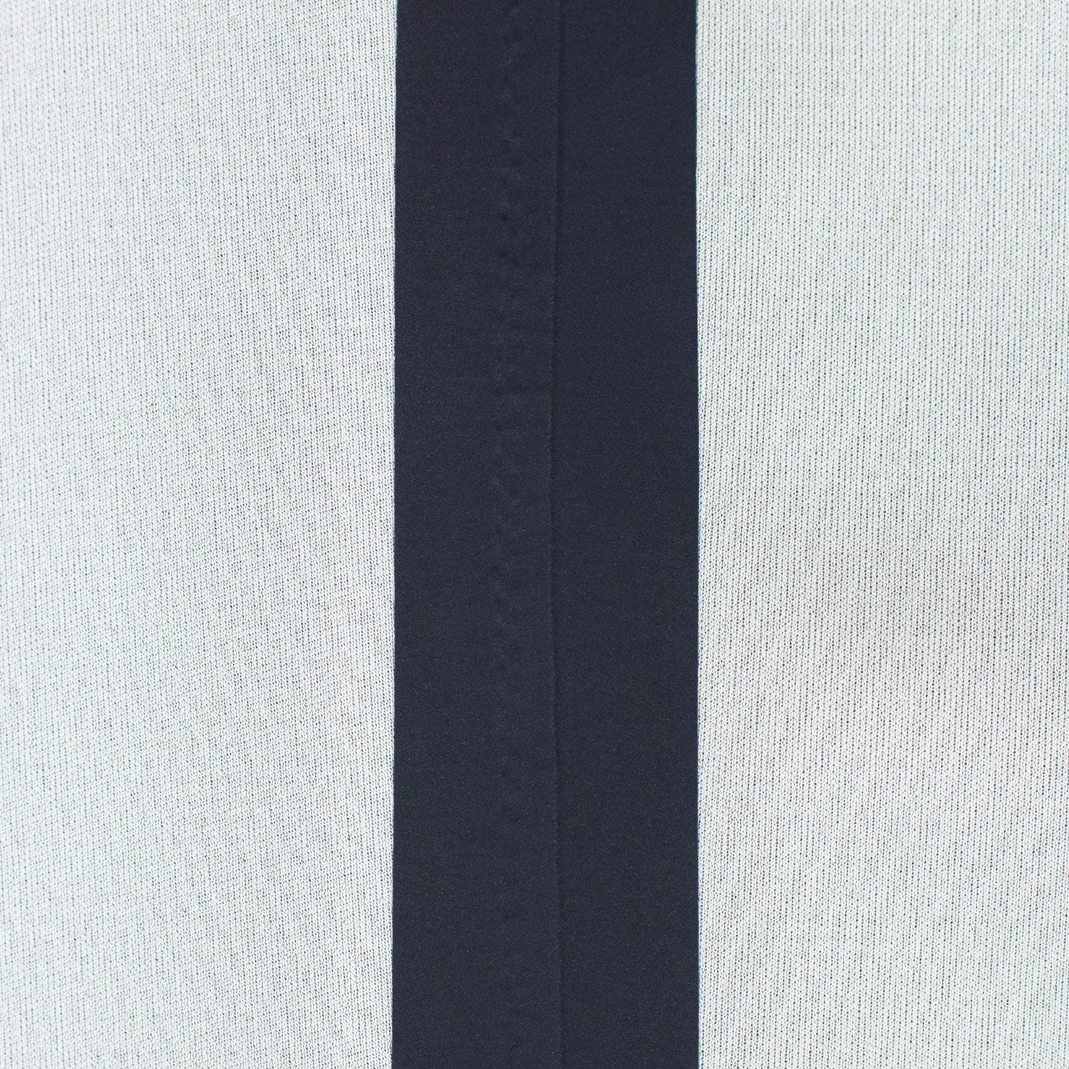 Chamarra corta sport en color gris impermeable con gorro desmontable